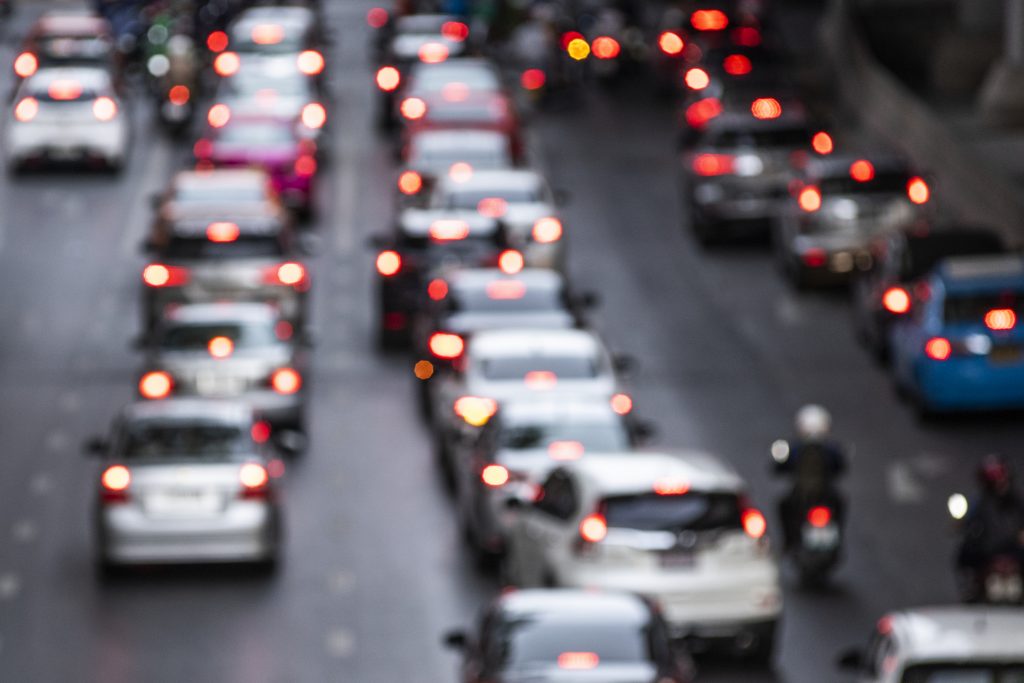 Curitiba lidera o ranking de tempo perdido no trânsito entre grandes cidades brasileiras, com 135 horas por ano durante horários de pico — à frente de São Paulo (132)